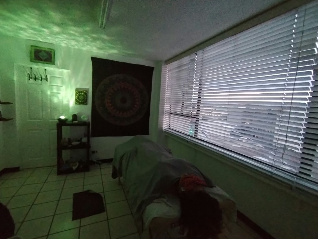 Sesión de masaje en ambiente relajante